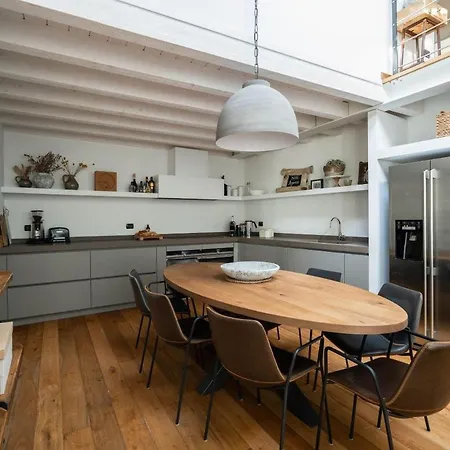 Torre Di Castelli - By Lovecomo מנאג'יו